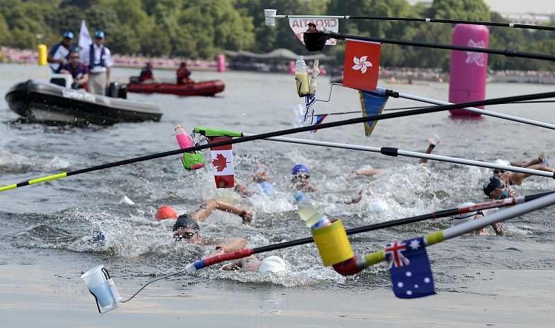 Imagen del punto de avituallamiento durante el maratón de 10 km de natación celebrado en el lago Serpentine de Hyde Park.