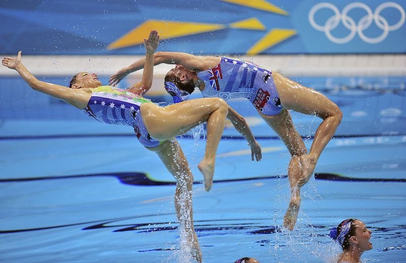 El equipo australiano de natación sincronizada ejecuta el ejercicio técnico por equipos.