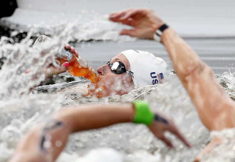 La estadounidense Haley Anderson bebe durante el maratón de 10 km de natación celebrado en el lago Serpentine de Hyde Park.