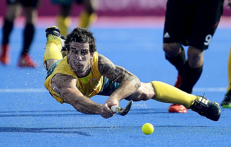 El australiano Kieran Govers  golpea la bola durante la semifinal de hockey, Alemania vs Australia.