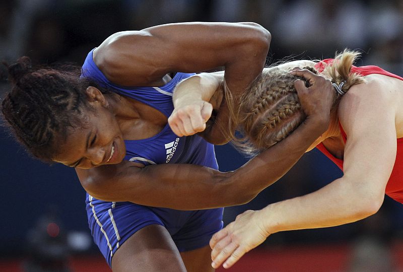 La colombiana Jackeline Renteria Castillo lucha con la ucraniana Tetyana Lazareva en el combate por el bronce de lucha libre 55 kg de los Juegos Olímpicos.