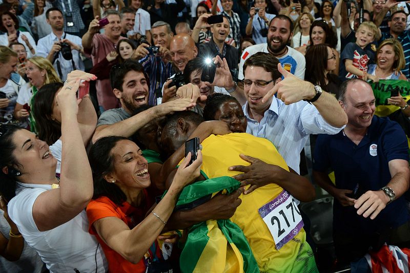 Bolt celebra el triunfo con sus seguidores en la grada.