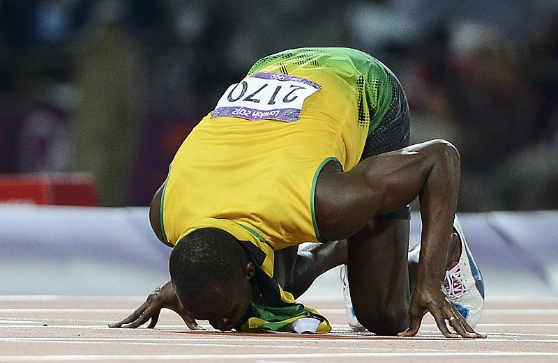 Usain Bolt besa el tartán en el que se ha convertido bicampeón olímpico de 100 y 200 metros lisos.