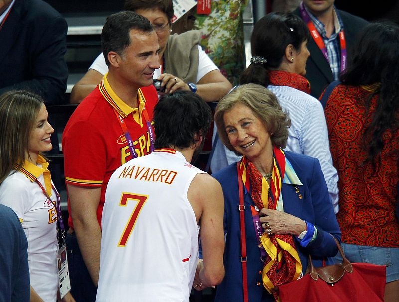 El jugador español de baloncesto Juan Carlos Navarro celebra la victoria con la reina Doña Sofía y el príncipe Felipe, que fueron a Londres a animar a la selección que ganó a Rusia.