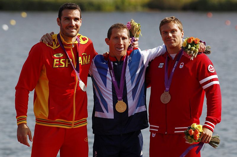 El palista español Saúl Craviotto recibe la medalla de plata en la final de K-200 de Londrest at Eton Dorney during the London 2012 Olympic Games