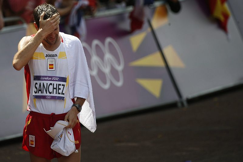 El marchador español Benjamín Sánchez ha tenido que pararse y recorrer los últimos kilómetros caminando lentamente en la prueba de 50 km marcha, en la que ha cruzado la línea de llegada en el puesto 50.