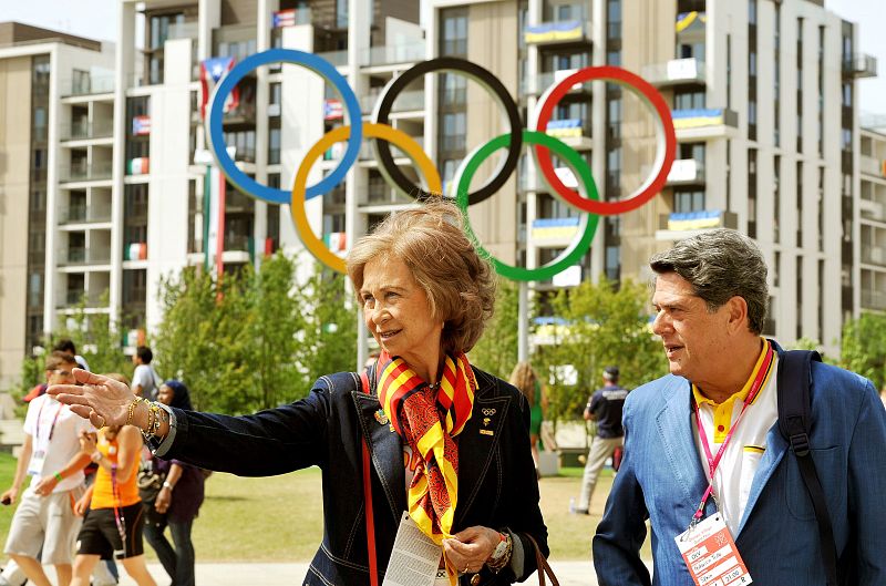 La reina Sofía camina con Federico Trillo, embajador de España en el Reino Unidos, durante su visita a la villa olimpica.