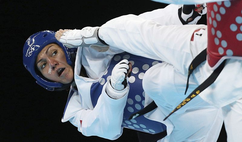 La francesa Carolin Anne Graffe (azul) lucha con la surcoreana Jong In Lee (rojo) en el combate de cuartos de final +67kg de Taekwondo.