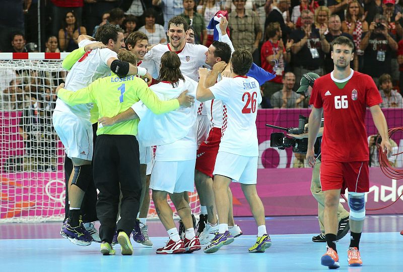 Los jugadores croatas celebran tras vencer a Hungría en el partido de balonmano olímpico por la medalla de bronce.