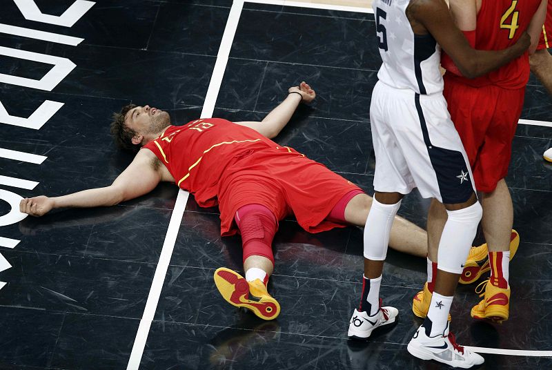 El español Marc Gasoll en el suelo en la final olímpica de baloncesto.