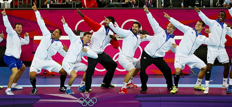 Los jugadores franceses celebran en el podio su victoria en la final de la competición de balonmano masculino de los Juegos Olímpicos de Londres 2012.