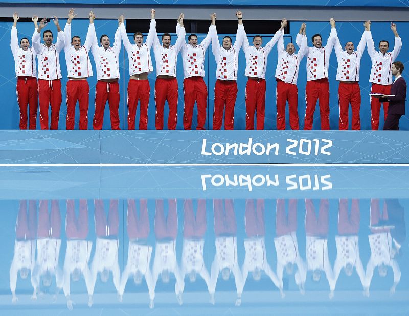 Los croatas celebran la victoria de su selección en la final de la competición de waterpolo masculino de los Juegos Olímpicos de Londres 2012.