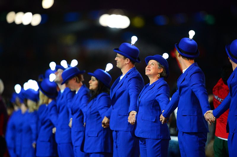 Miles de voluntarios participan en la ceremonia de clausura