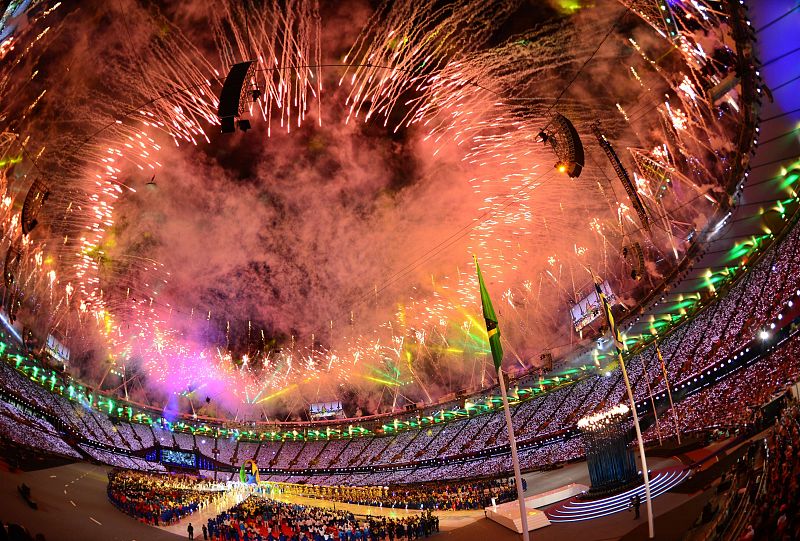 Fuegos artificiales sobre el estadio olímpico
