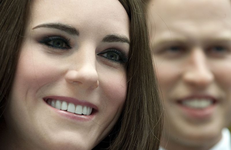 En primer plano, Kate Middleton escoltada por su esposo, el príncipe William