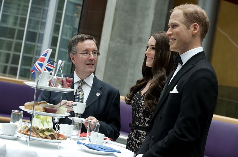 El vice embajador de Reino Unido, Andrew Noble, admirado por el realismo de las figuras de los duques de Cambridge