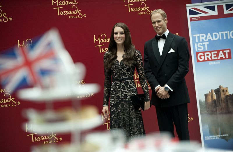 Los duques de Cambridge posando, sonrientes en el Madame Tussaud