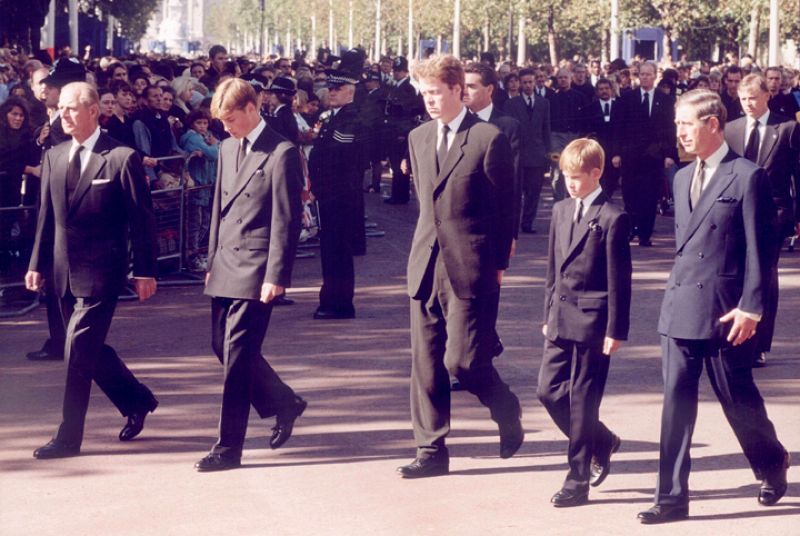 El príncipe Carlos, sus hijos Guillermo y Enrique y el hermano de Lady Di
