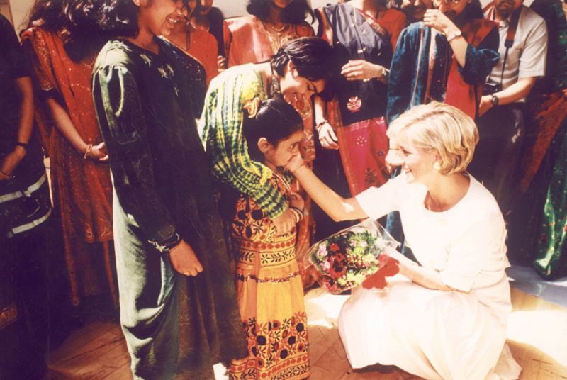 Lady Di en India ayudando a una organización