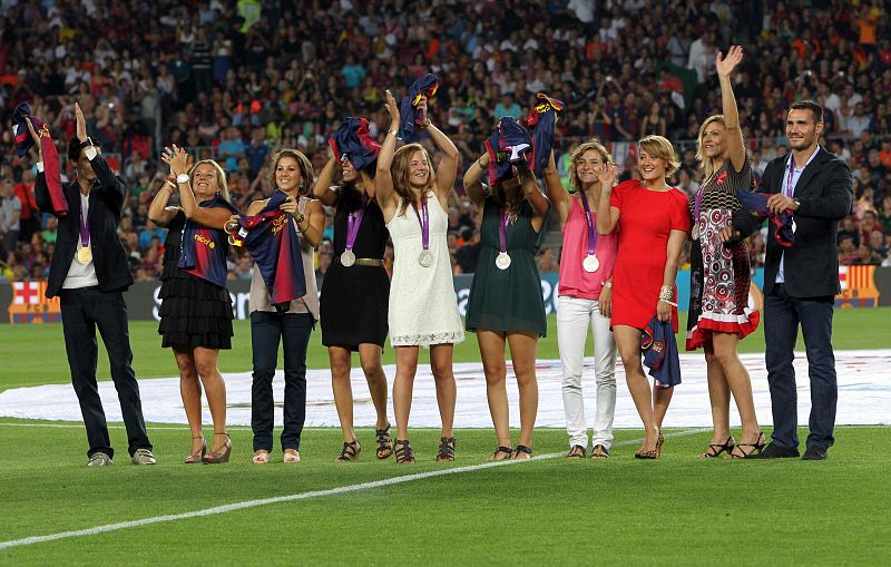 Homenaje a los medallistas olímpicos antes de comenzar el partido de ida de la Supercopa de España.