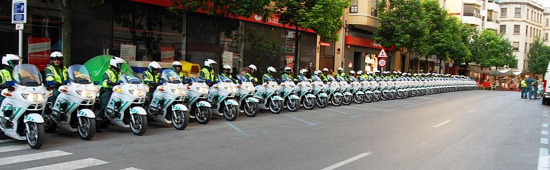 Fila de policías motoristas