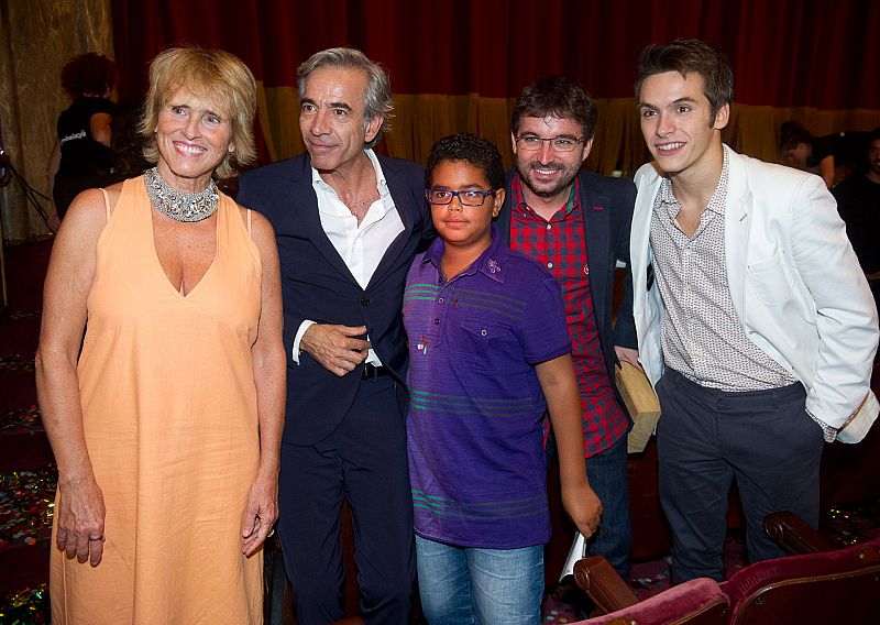 Mercedes Milá, Imanol Arias, Jordi Évole y Ricardo Gómez posan con un fan.