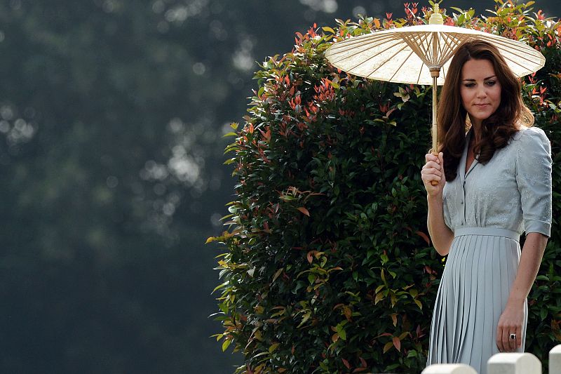 La duquesa, con vestido de Jenny Packham y parasol.