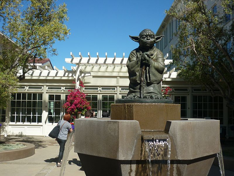 Fuente de Yoda en el exterior de la ILM