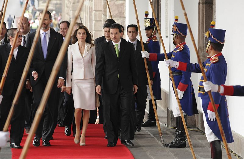 En su última día de visita en Ecuador, la princesa ha lucido un conjunto en blanco nuclear de Felipe Varela, que ya ha lucido en anteriores ocasiones. Como complemento, ha elegido un clutcr de Felipe Varela, que ya ha lucido en anteriores ocasiones.