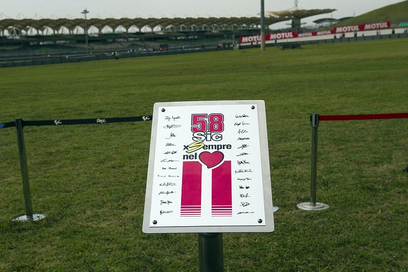 Una placa conmemorativa recuerda desde este jueves al piloto italiano Marco Simoncelli que falleció el pasado año durante el Gran Premio de Malasia en el circuito de Sepang