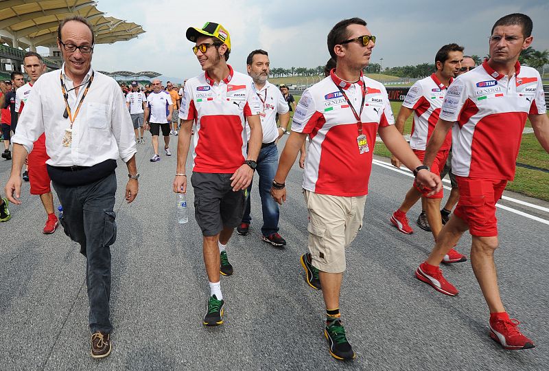 El piloto italiano Valentino Rossi, amigo de Simoncelli, se dirige al acto acompañado de su equipo