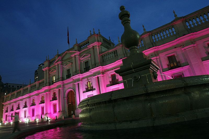 PALACIO DE GOBIERNO COLOR SE ILUMINA DE COLOR ROSA