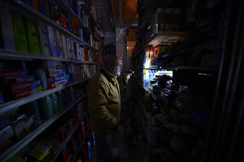 Un hombre se sirve de una linterna en una tienda del East Village neoyorquino