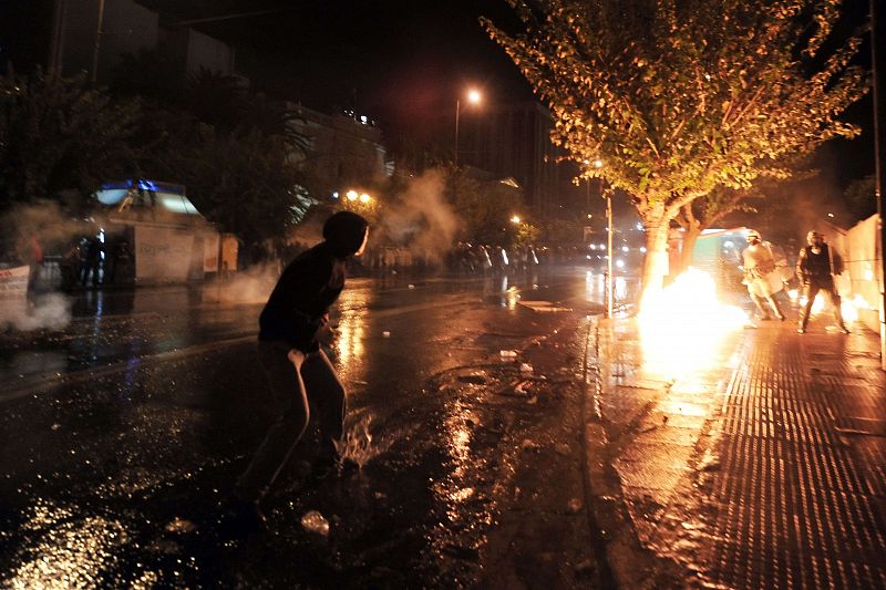 Un manifestante lanza un cóctel molotov a la Policía en Atenas