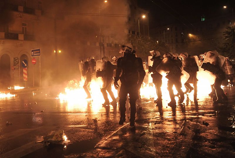 La Policía usa gases lacrimógenos para disolver a los manifestantes en Atenas que se concentran contra los recortes