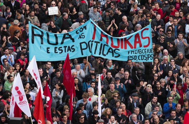Cientos de personas se manifiestanen contra de la 'troika' en Lisboa 