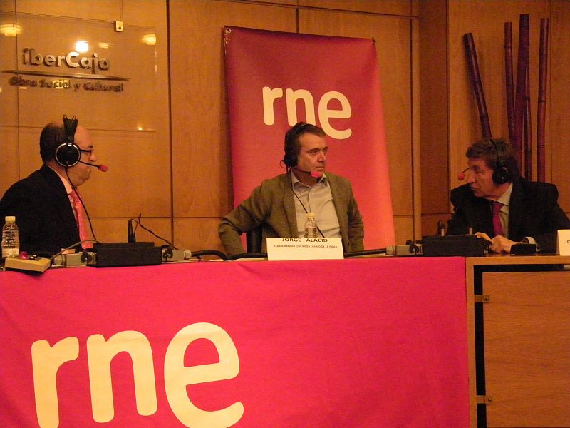 De izquierda a derecha, Manolo HH; el coordinador de ediciones del 'Diario La Rioja', Jorge Alacid, y el presidente del Consejo Regulador de la Denominación de Origen Calificada (DOC) Rioja, Víctor Pascual.