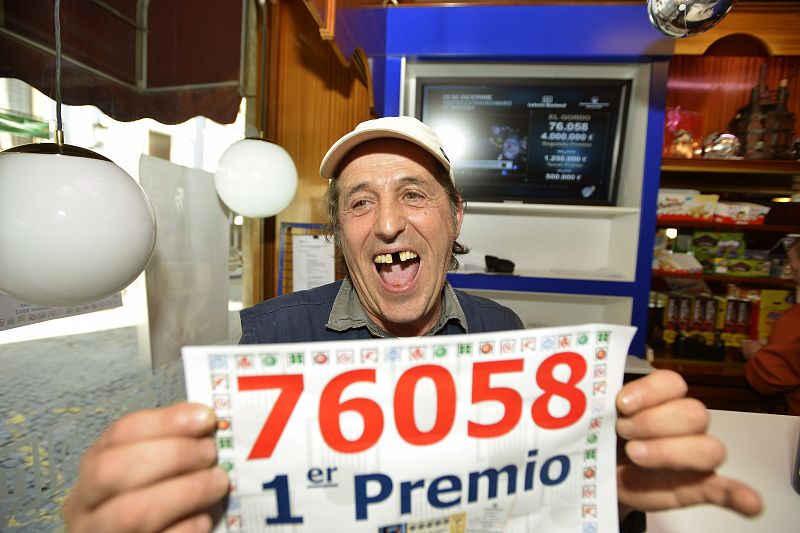 Un hombre en Baeza muestra el número agraciado con el premio Gordo de la Lotería