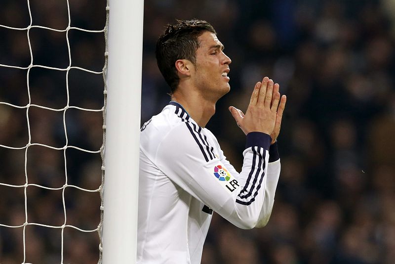 El delantero portugués del Real Madrid Cristiano Ronaldo lamenta una ocasión fallada.