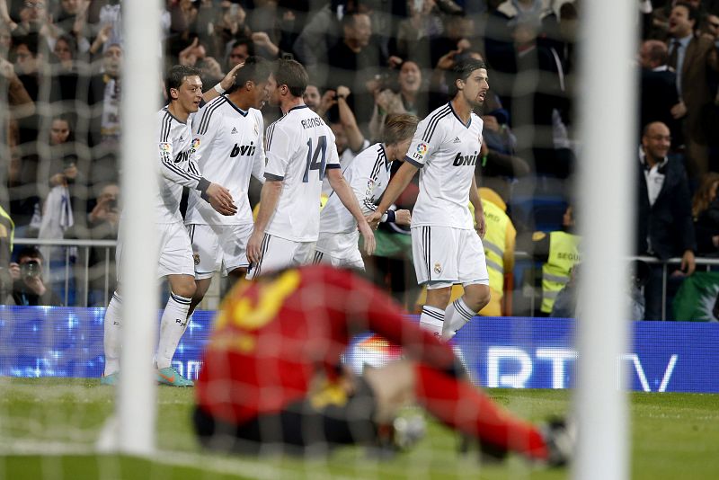 Los jugadores del Real Madrid celebran el gol del francés Raphael Varane (2i).