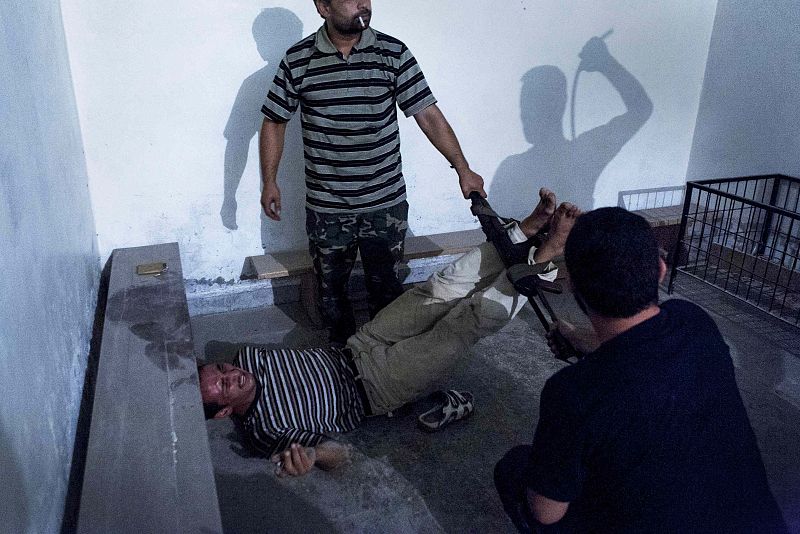 Miembros de la oposición armada siria interrogan y torturan a un supuesto informante en Alepo. La instantánea del turco Emin Ozmen le ha valido el segundo premio de noticias de actualidad.