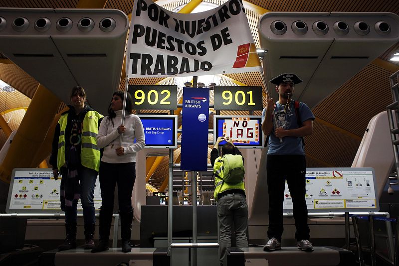 Trabajadores de Iberia subidos en los mostradores de facturación de British Airways