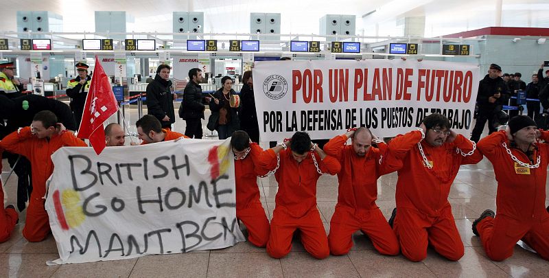 En El Prat, trabajadores han protestado vestidos con trajes de presos naranjas y encadenados