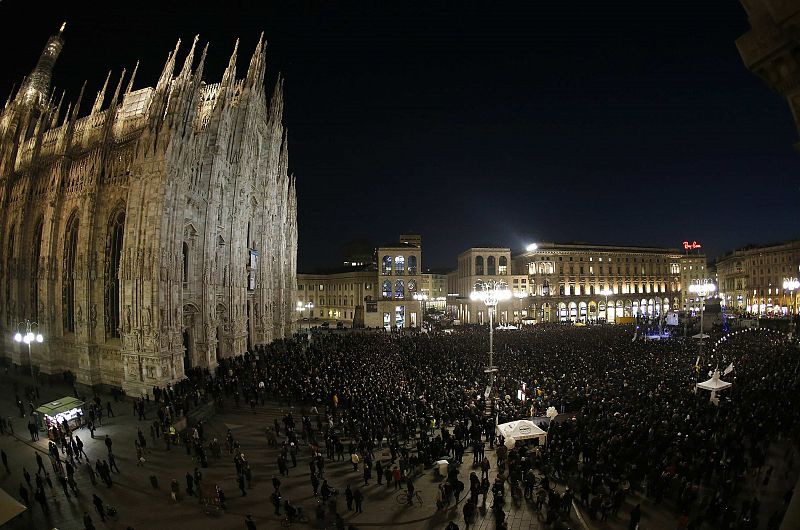 Grillo arrasa en su último mitin en Roma