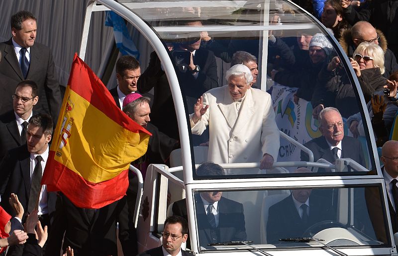 Benedicto XVI ha hecho un recorrido más largo de lo habitual para saludar a los fieles.