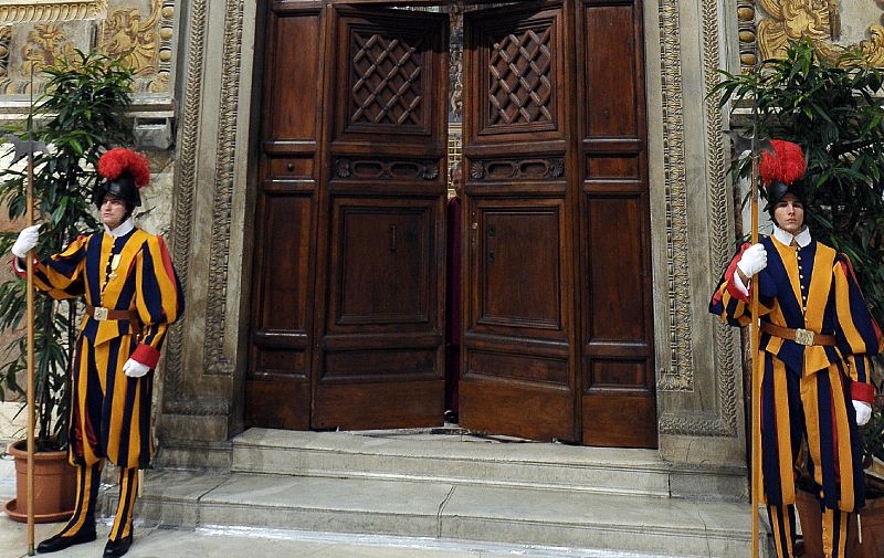 Las puertas de la Capilla Sixtina permanecen selladas durante las votaciones del cónclave