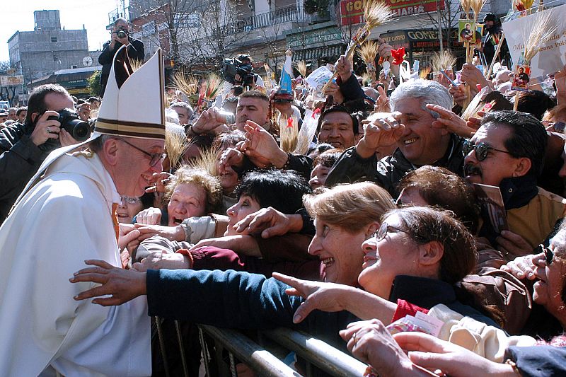 El cardenal argentino Jorge Mario Bergoglio en un acto público en la celebración de San Cayetano,  en Buenos Aires