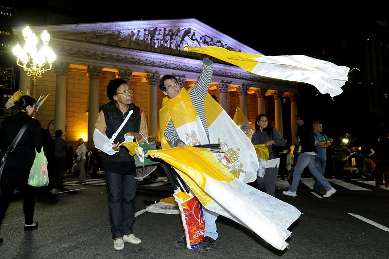 Un hombre vende banderas del Vaticano a las afueras de la catedral de Buenos Aires