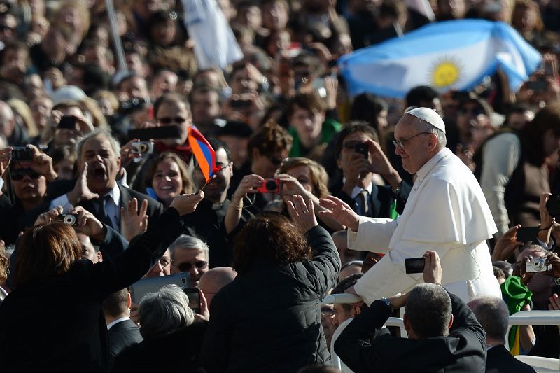 El papa Francisco llega a la plaza de San Pedro para las ceremonias de inicio de su pontificado
