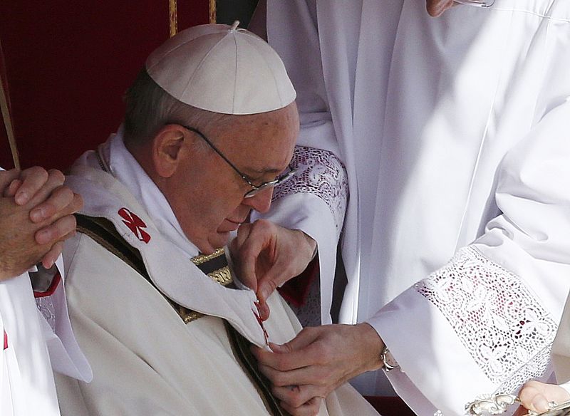 El palio es otro de los símbolos del sumo pontífice, que ha recibido hoy Francisco